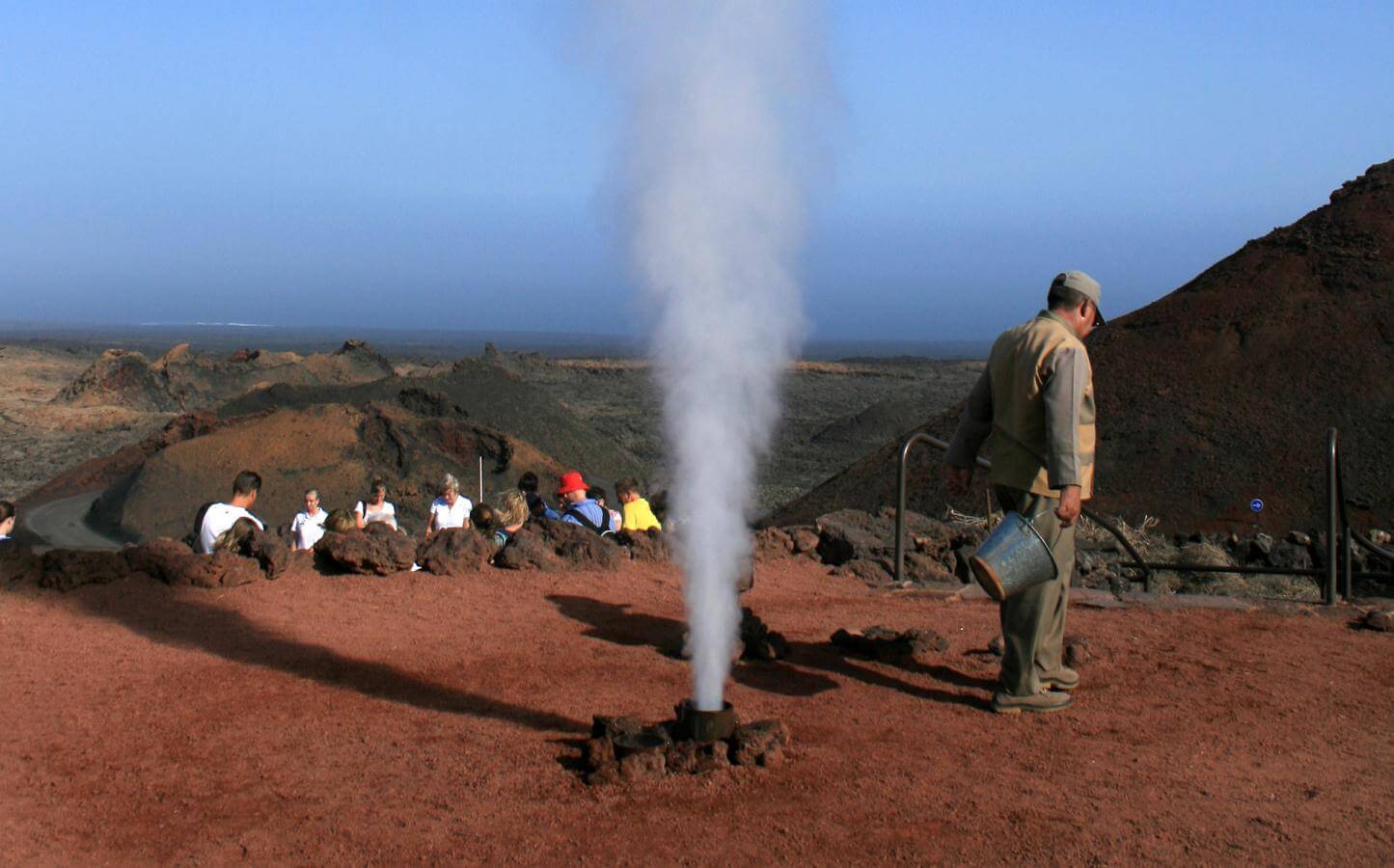 Geiser expulsando vapor en el Parque Nacional de Timanfaya